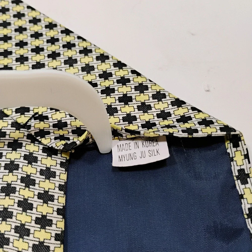 M.Antonioni Men's Neck Tied Silk Hand Made Italy Design Yellow Black Geometric